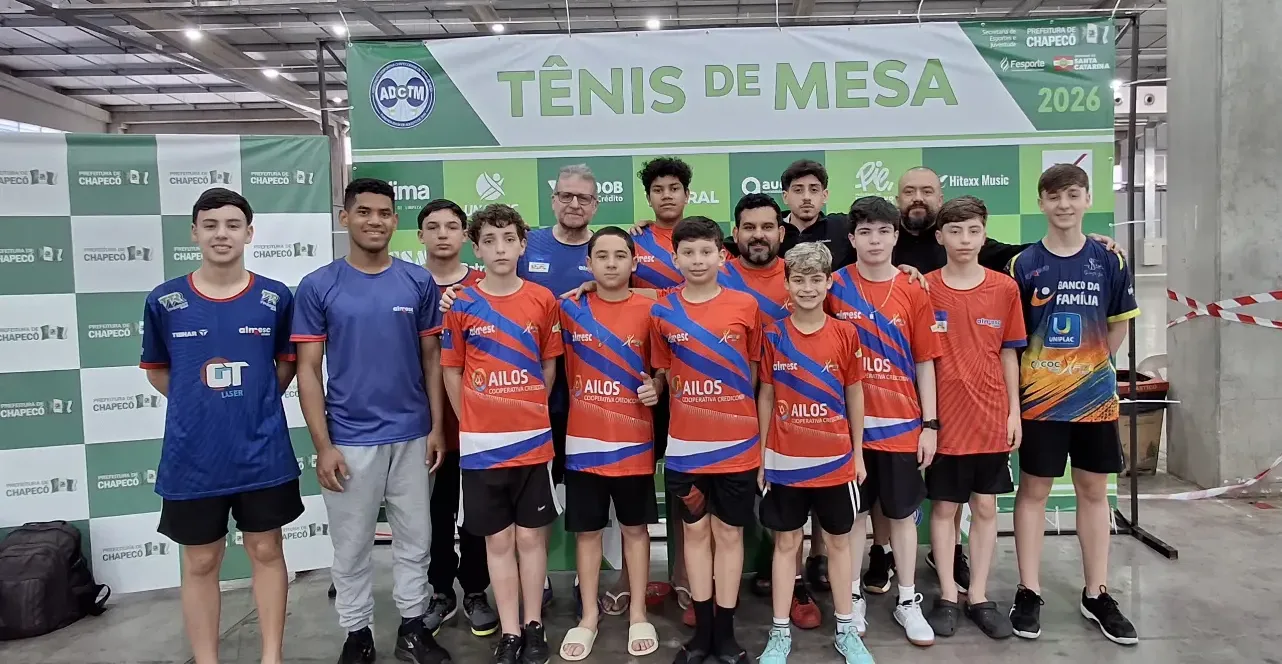 Atletas e técnicos da ALMESC em competição de tênis de mesa em Chapecó