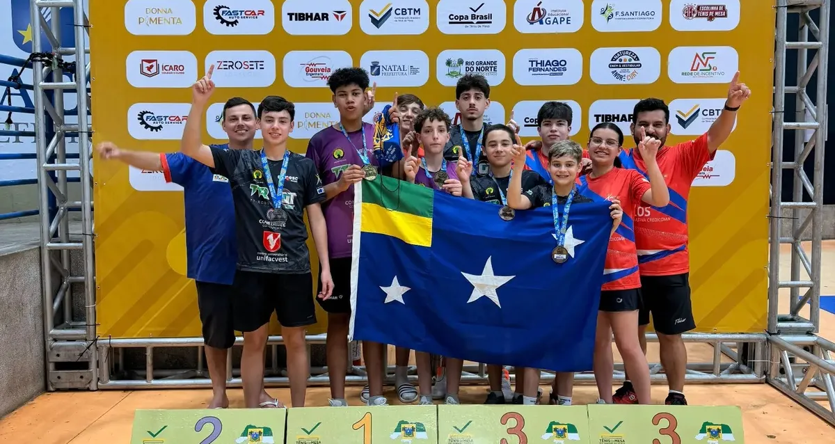 Time da ALMESC comemorando no pódio da Copa Brasil em Natal, com a bandeira de Santa Catarina