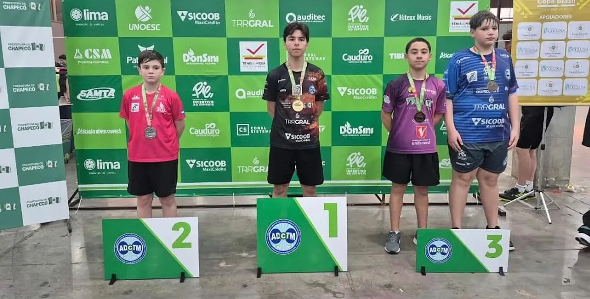 Atletas no pódio do Circuito Estadual em Chapecó