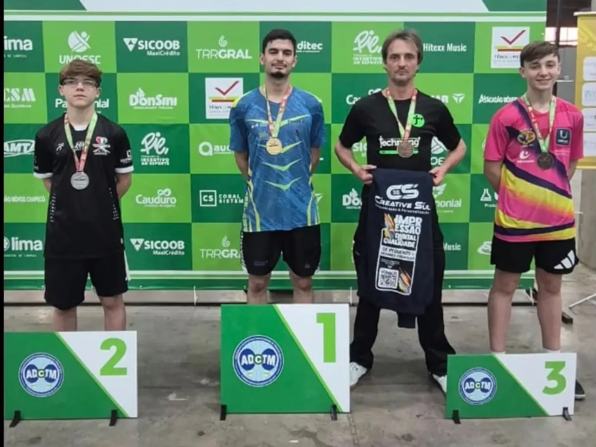 Atletas com medalhas no pódio do Circuito Estadual em Chapecó