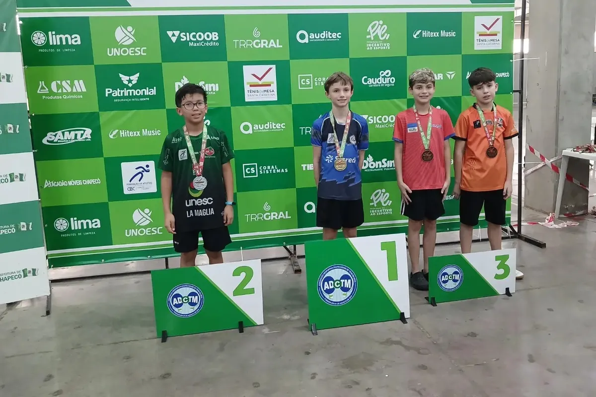 Atletas com medalhas no pódio do Circuito Estadual em Chapecó
