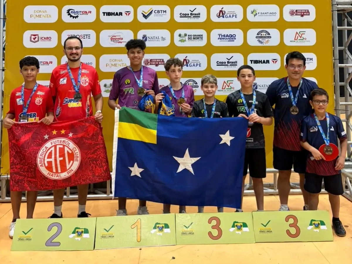 Atletas no pódio da Copa Brasil em Natal, com bandeiras