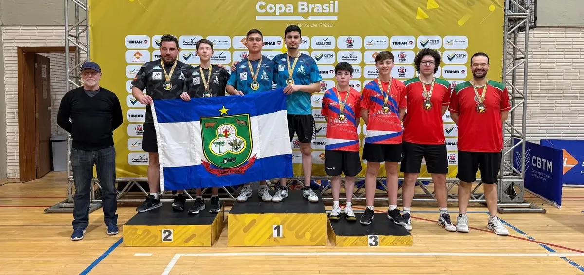 Atletas no pódio da Copa Brasil em Porto Alegre, com bandeira