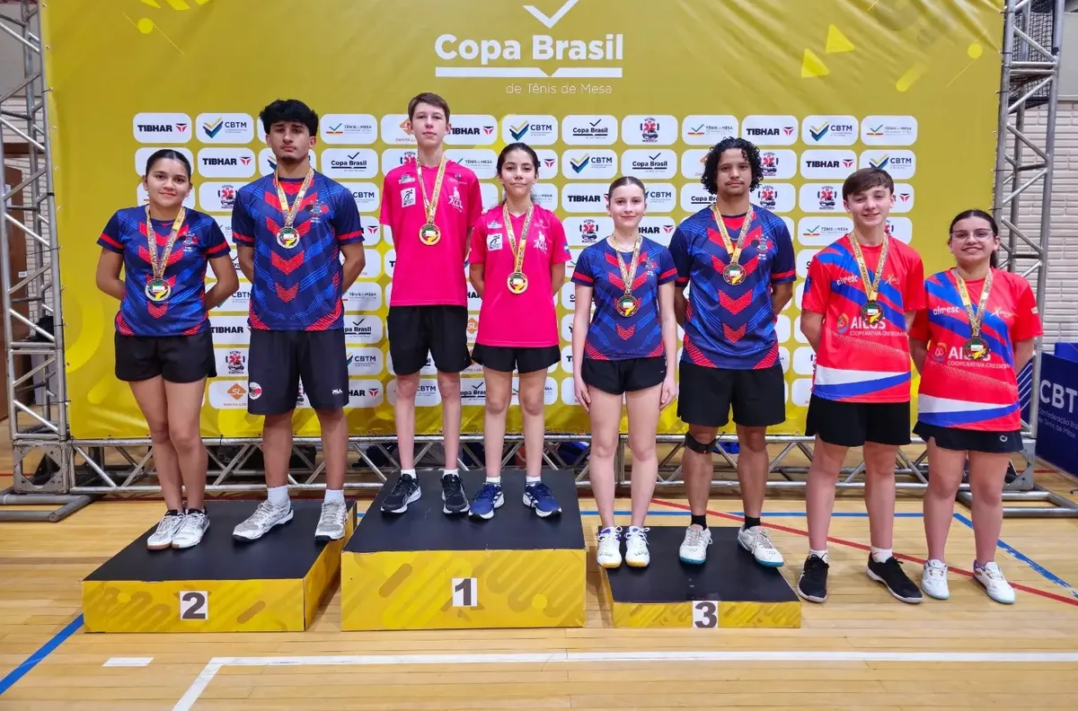 Atletas com medalhas no pódio da Copa Brasil em Porto Alegre